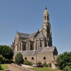 Eglise St Laurent sur Sèvre.jpg