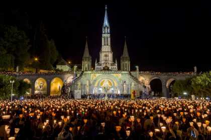 Procession-aux-flambeaux-esplanade-Rosaire-HD-2015-©-P--Vincent-OT-Lourdes-min.jpg