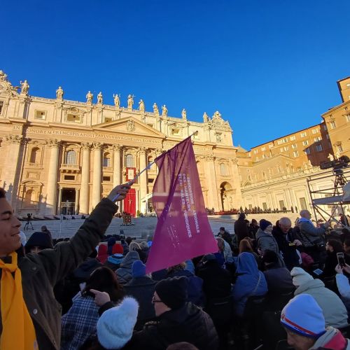 Drapeau Ancoli sur la Place Saint-Pierre