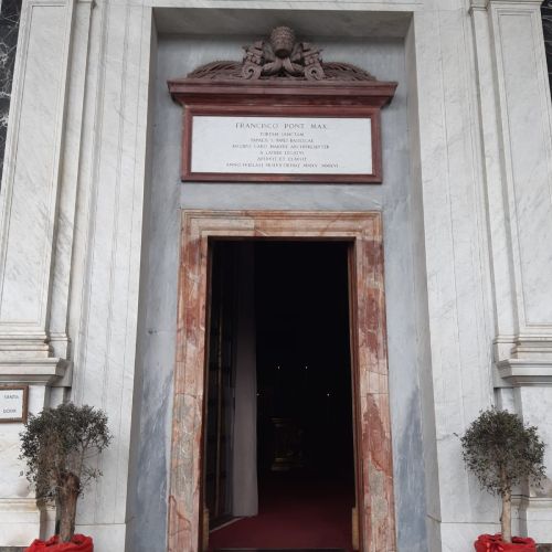 Basilique Saint-Paul-Hors-Les-Murs, Porte Sainte
